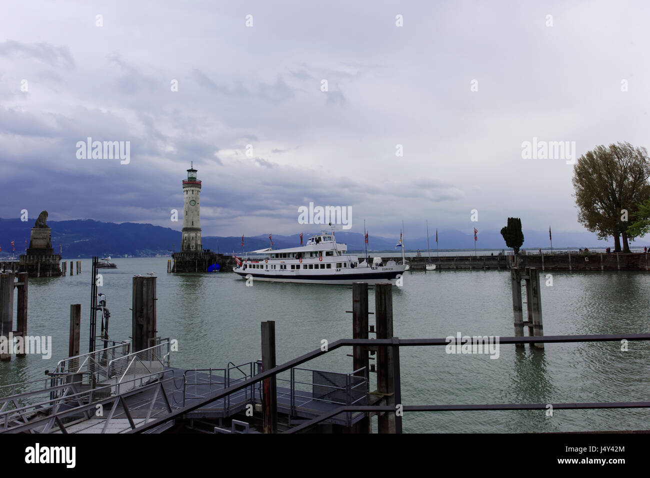 Bayerische Löwen und weiße Leuchtturm im Lindau,Bayern am Bodensee Foto Stock