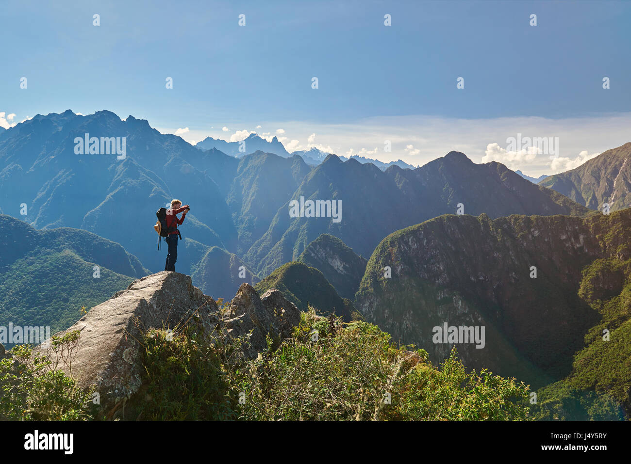 Machu Picchu,Perù - Aprile 22, 2017. Un fotografo scatta foto in montagna escursione avventura Foto Stock