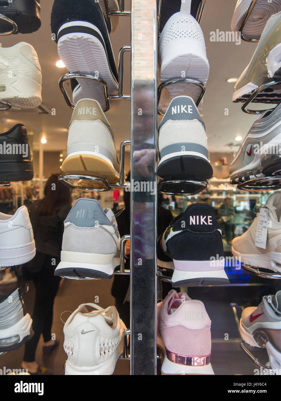 Con il marchio Adidas e Nike trainer in un negozio di scarpe di Soho, Londra Foto Stock