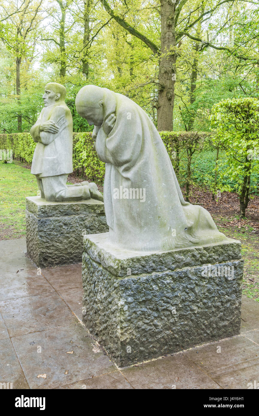 La prima guerra mondiale cimitero militare tedesco di Vladslo nelle Fiandre, sul campo di battaglia di salienti del Belgio Foto Stock