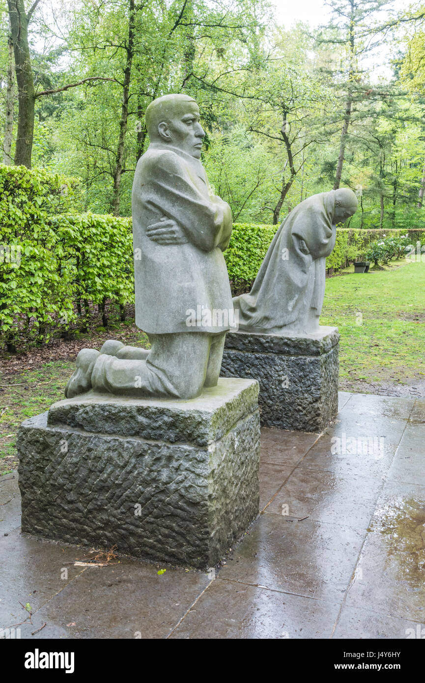 La prima guerra mondiale cimitero militare tedesco di Vladslo nelle Fiandre, sul campo di battaglia di salienti del Belgio Foto Stock