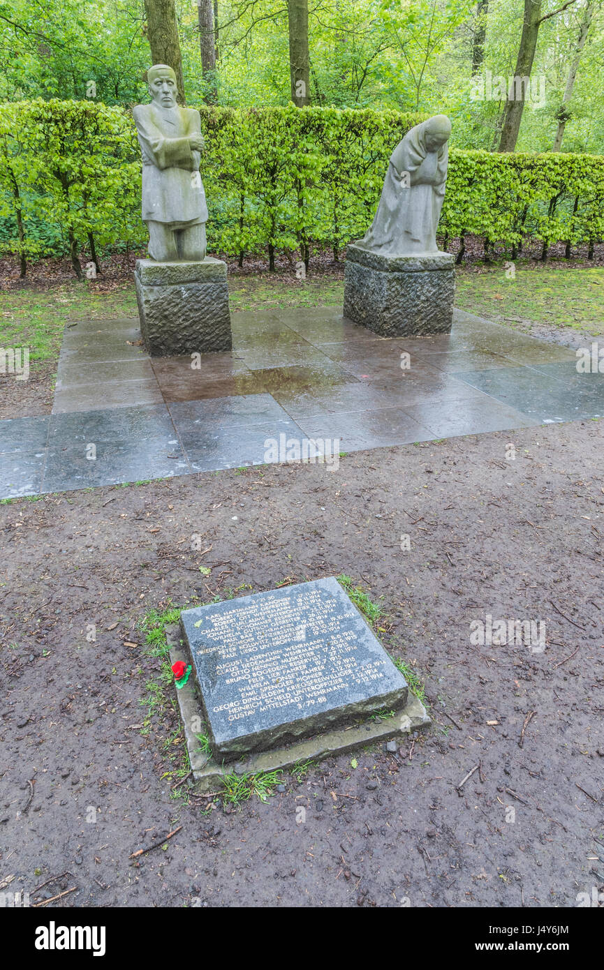 La prima guerra mondiale cimitero militare tedesco di Vladslo nelle Fiandre, sul campo di battaglia di salienti del Belgio Foto Stock