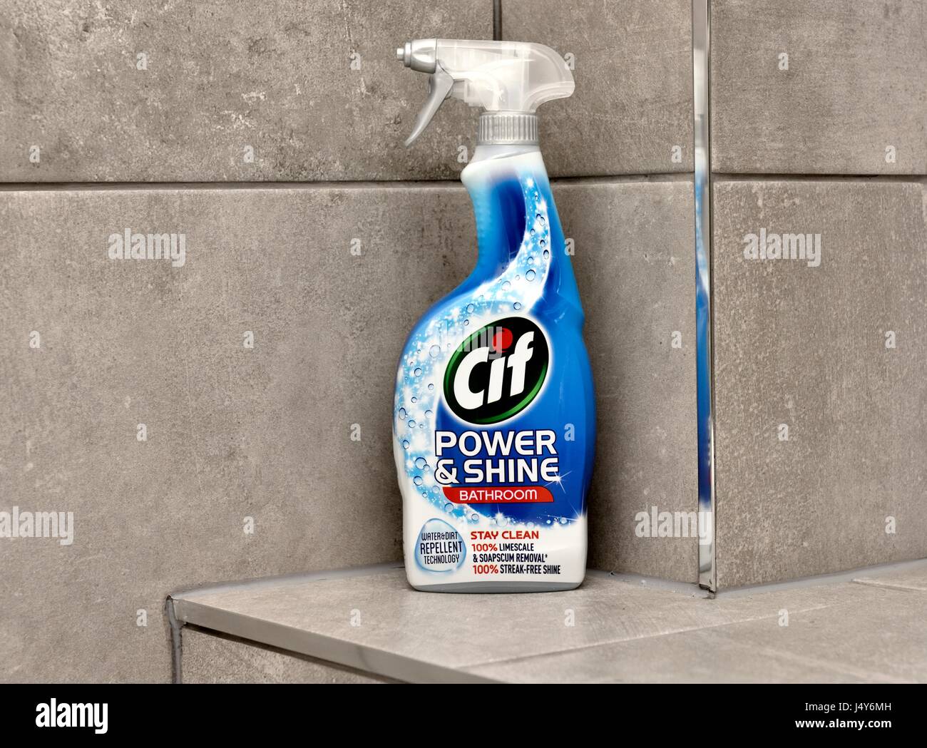 Potenza cif e lucentezza detergente per bagno Foto stock - Alamy