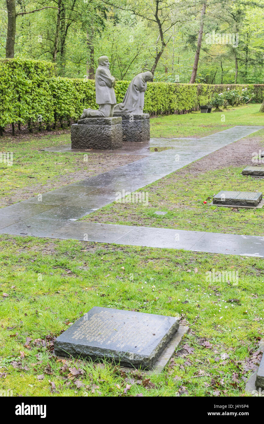 La prima guerra mondiale cimitero militare tedesco di Vladslo nelle Fiandre, sul campo di battaglia di salienti del Belgio Foto Stock