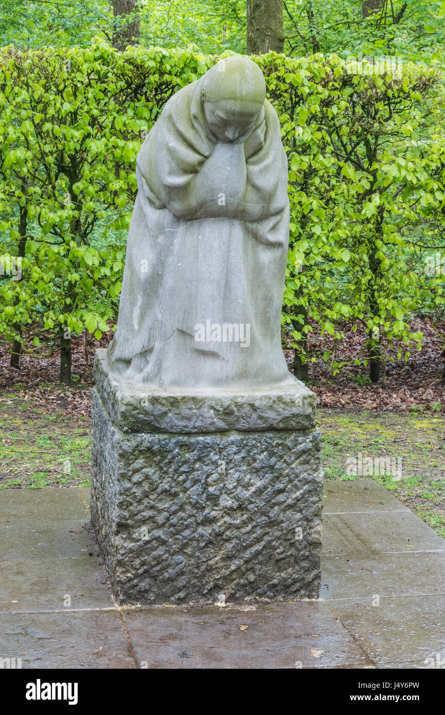 La prima guerra mondiale cimitero militare tedesco di Vladslo nelle Fiandre, sul campo di battaglia di salienti del Belgio Foto Stock