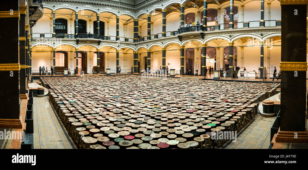 Periodo Ming tre zampe sgabelli parte dell'artista cinese AiWeiwei installazione in Martin Gropius Museum di Berlino. Foto Stock