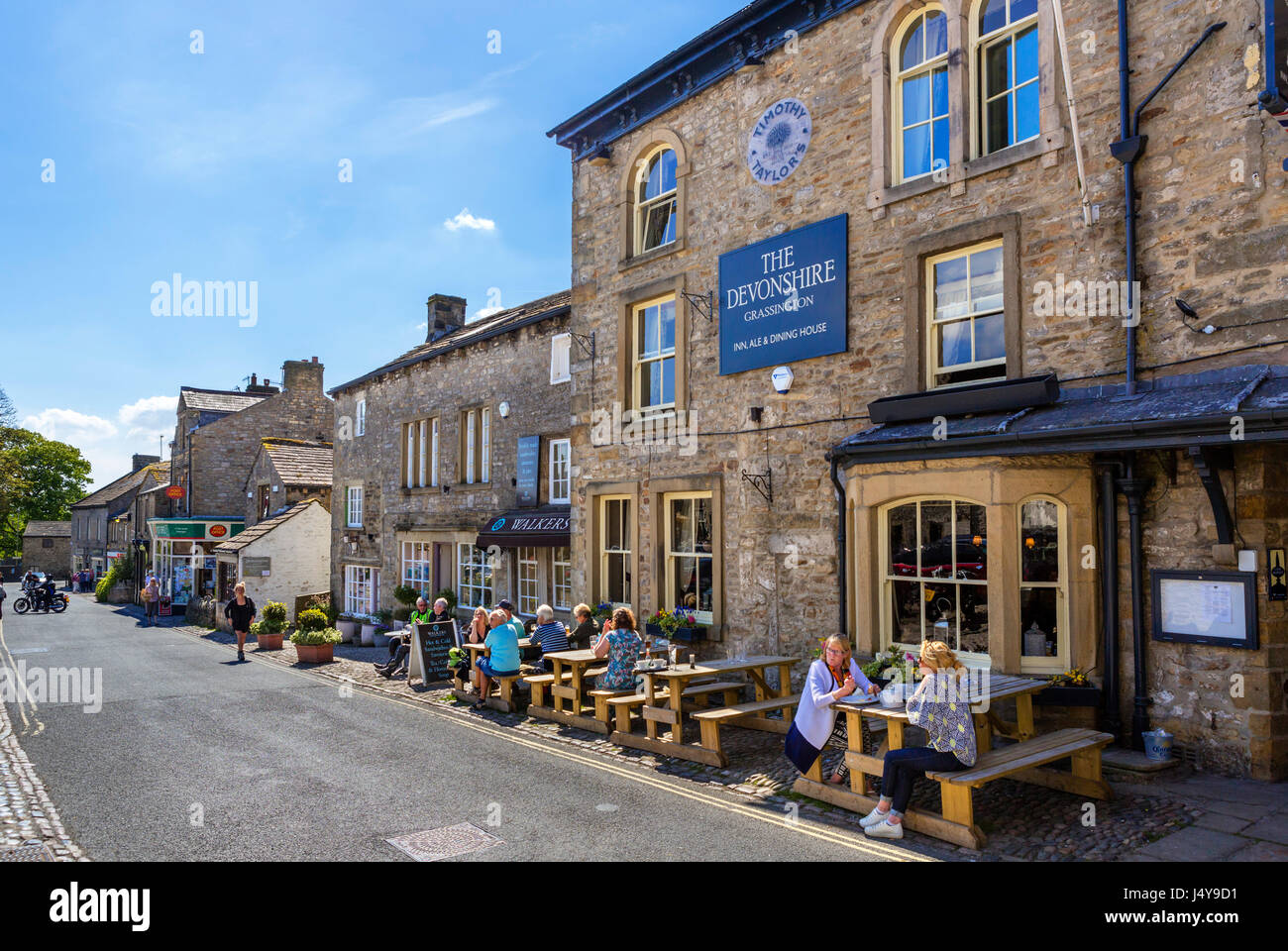 The Devonshire Inn on the Square, Grassington, Wharfedale, Yorkshire Dales National Park, North Yorkshire, Inghilterra, Regno Unito. Foto Stock