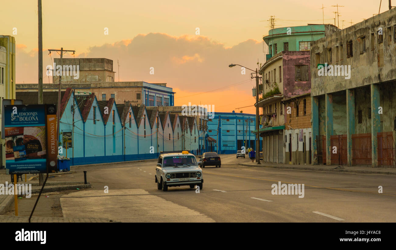 Havana street durante il tramonto Foto Stock