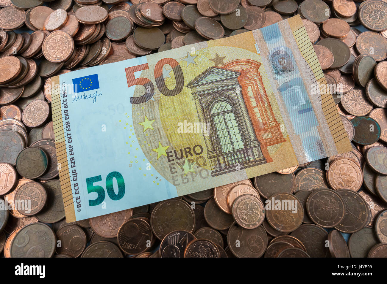 50 Euro Bill su una pila di centesimi di euro Foto Stock