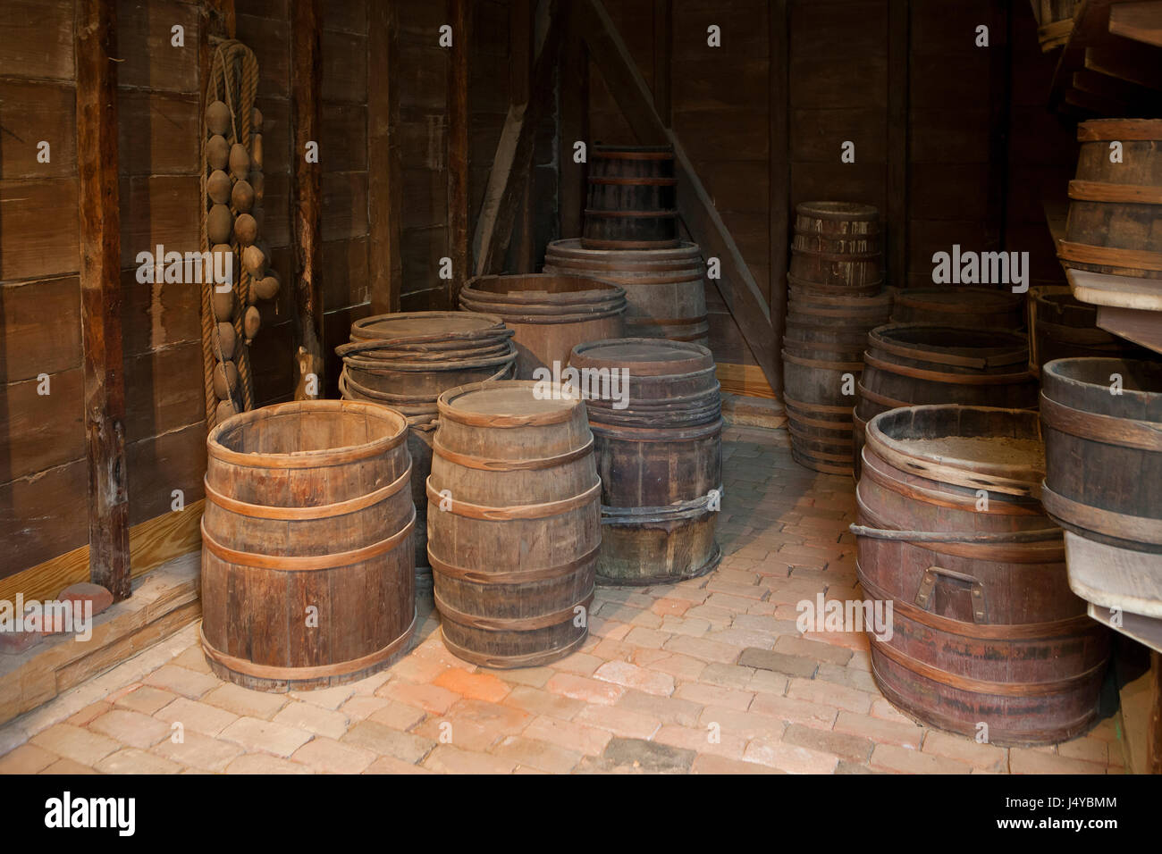 Botte in legno antica piccola usata per vino di 1 Litro da esposizione  vintage