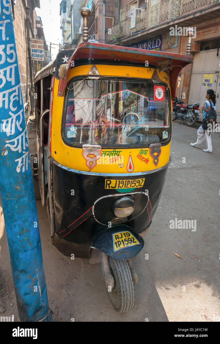 Cityscape riflessa nella widhield di un tuk tuk parcheggiato sulla strada di Jodhpur, India Foto Stock