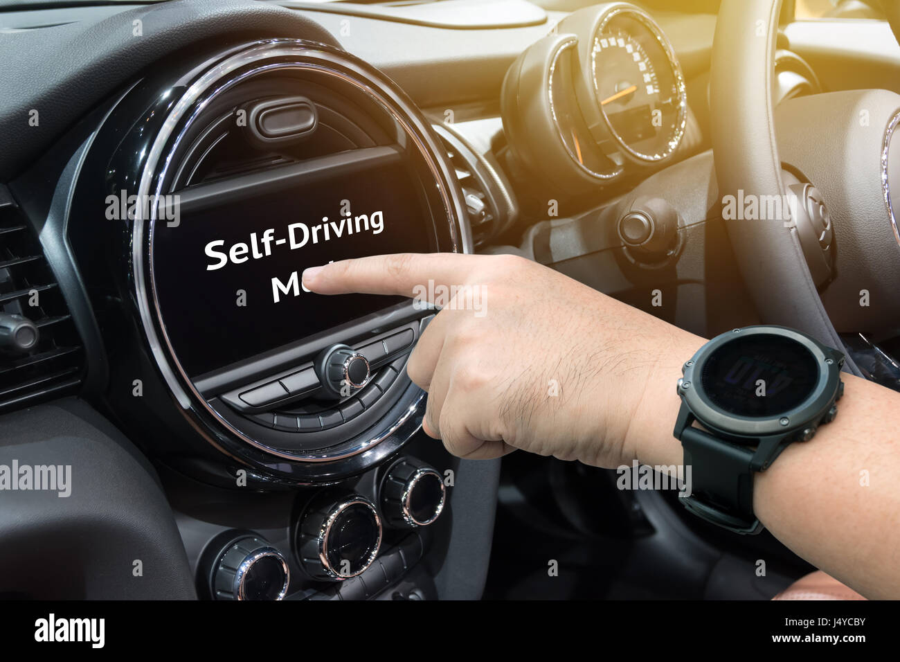 Smart Auto (HUD) concetto. Il dito puntato a car 's uno schermo di visualizzazione per la modalità Self-Driving nel veicolo. Foto Stock