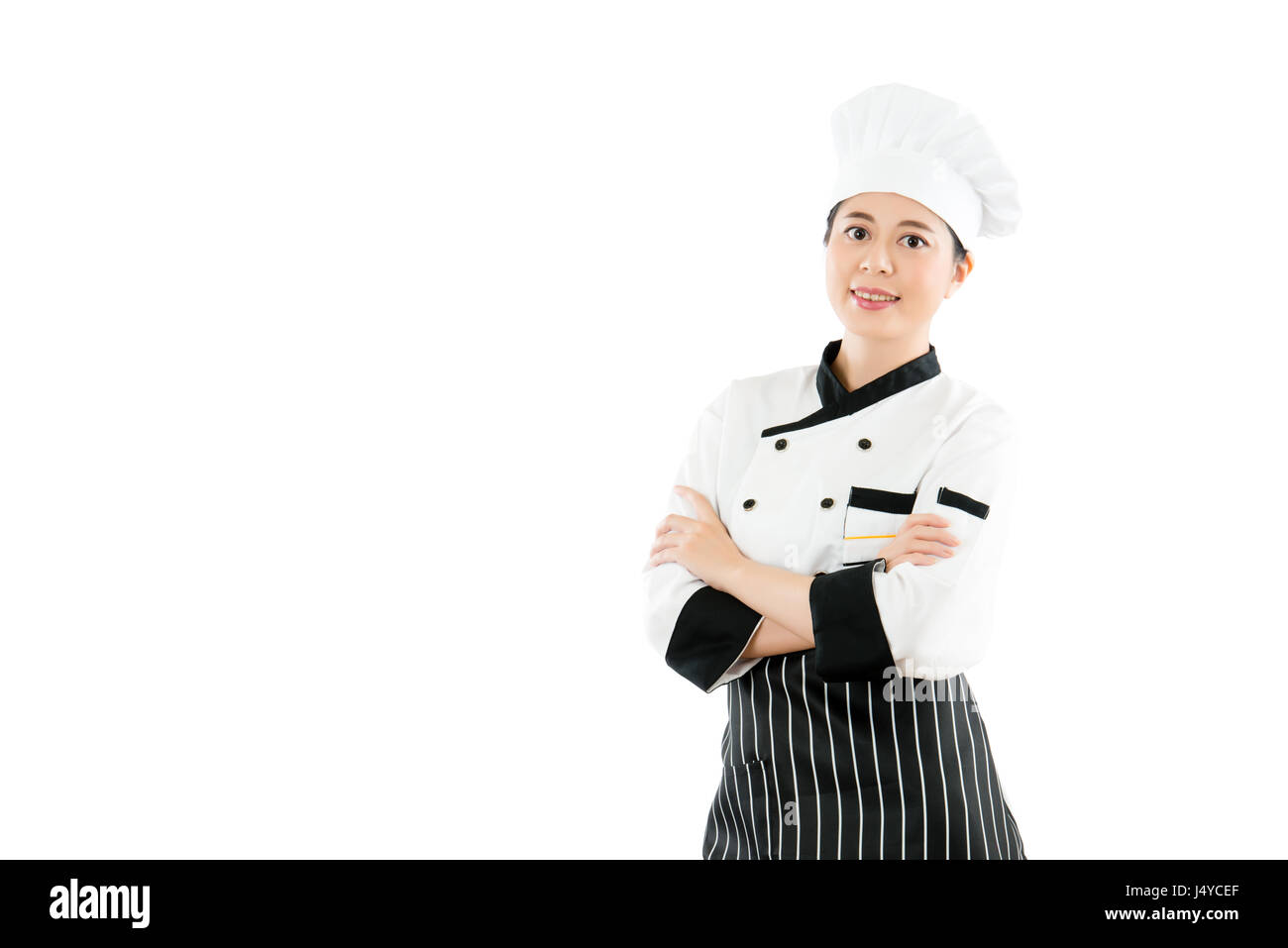 Fiducioso bellissima gara di misto asiatico ragazza cinese chef donna trasversale braccio mano isolati su sfondo bianco. professione e industria il concetto di lavoro. Foto Stock