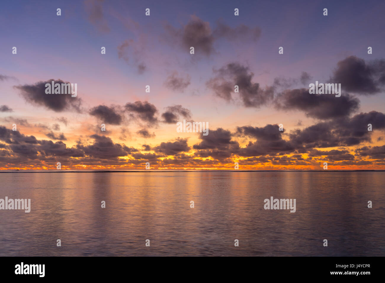Sunrise colorati oltre oceano tropicale alle Maldive Foto Stock