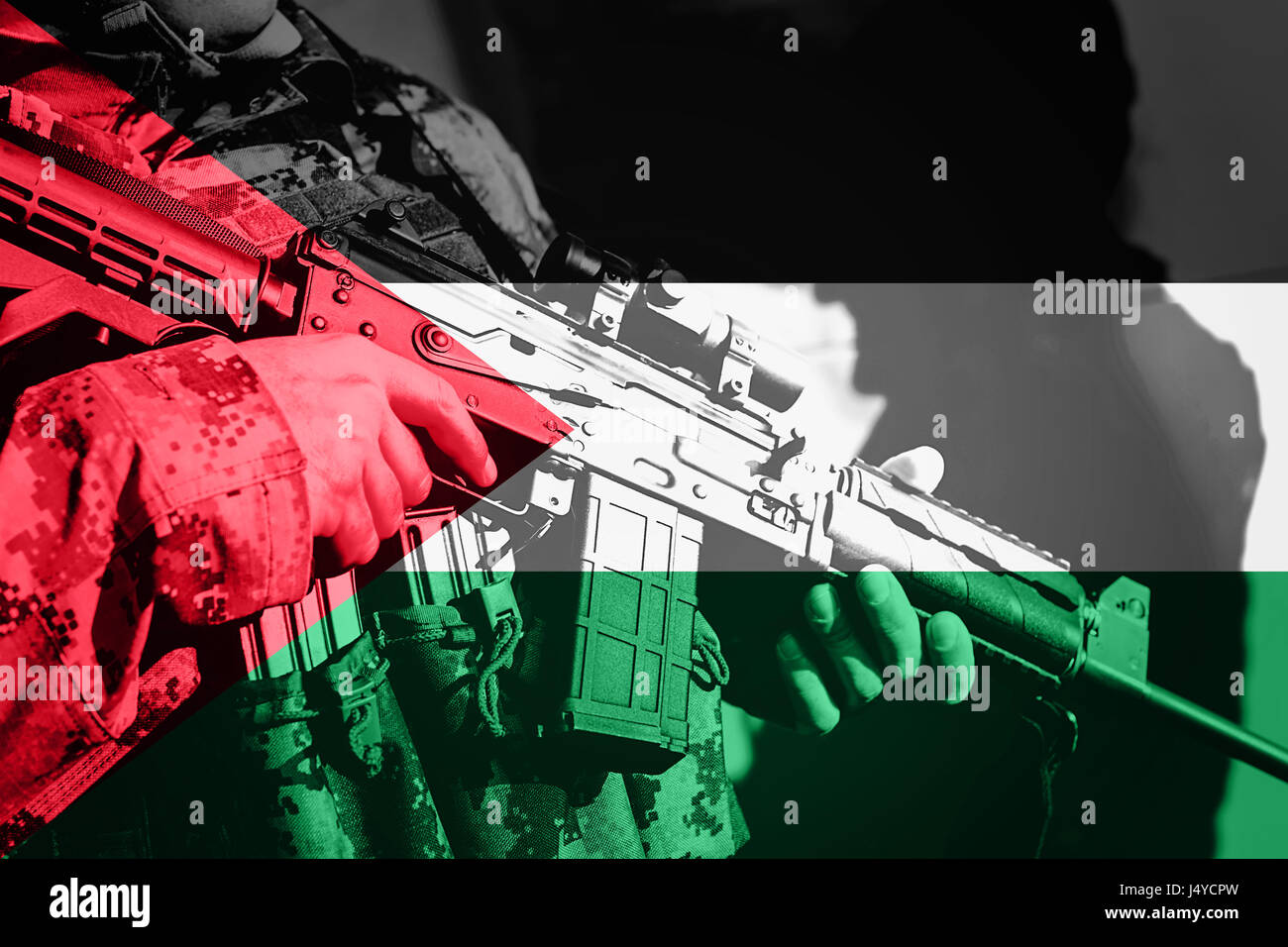 Soldato con la mitragliatrice con la bandiera nazionale della Palestina Foto Stock