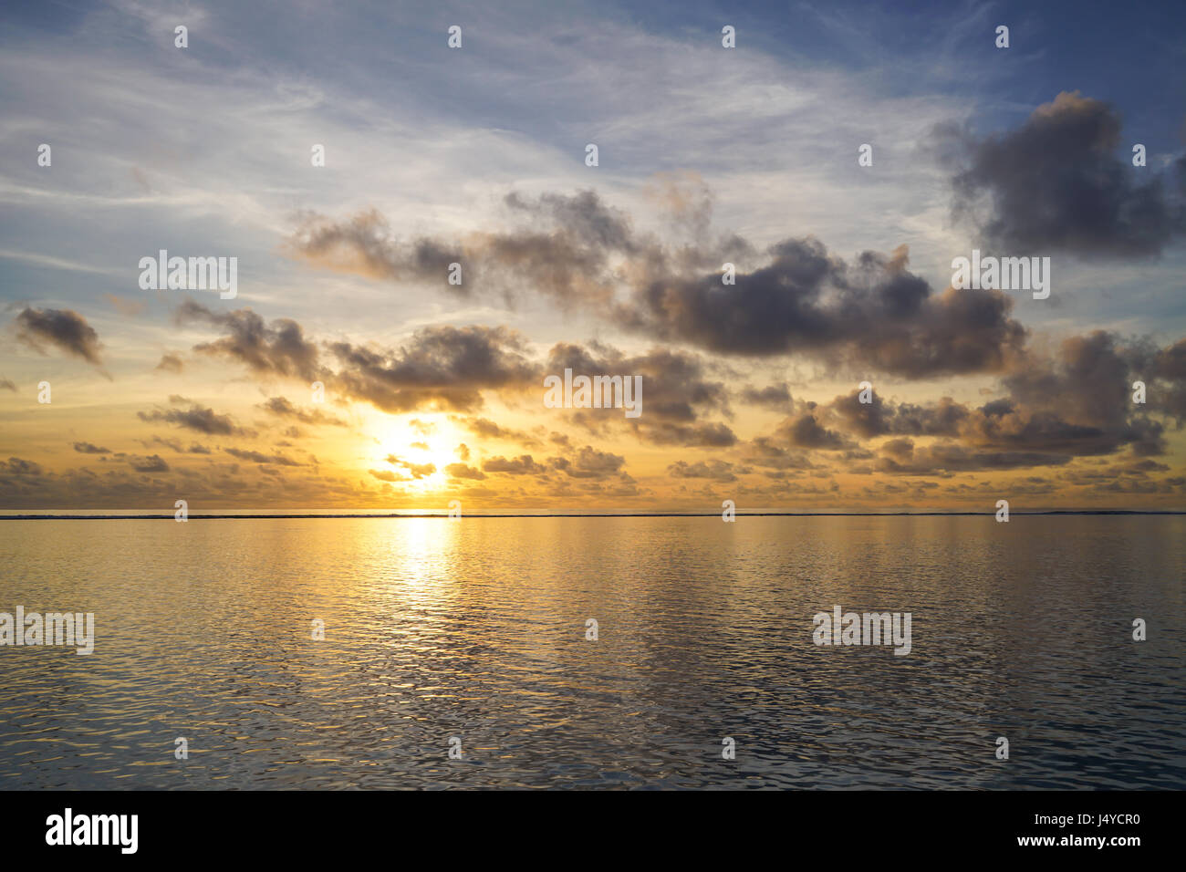 Sunrise colorati oltre oceano tropicale alle Maldive Foto Stock