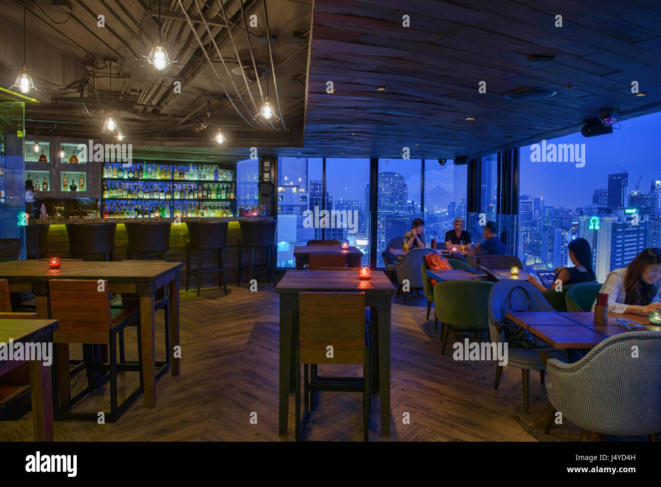 Romantico ristorante sul tetto, Bangkok, Thailandia Foto Stock