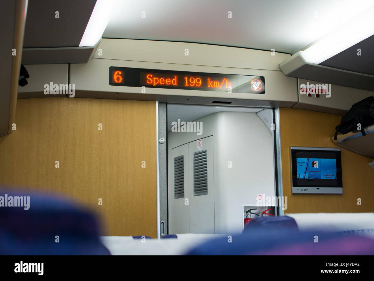GUANGZHOU, Cina - 3 Maggio 2017: il monitor di velocità in autostrada cinese di un treno ad alta velocità. Il treno va soprattutto alla velocità di 200 km/h Foto Stock