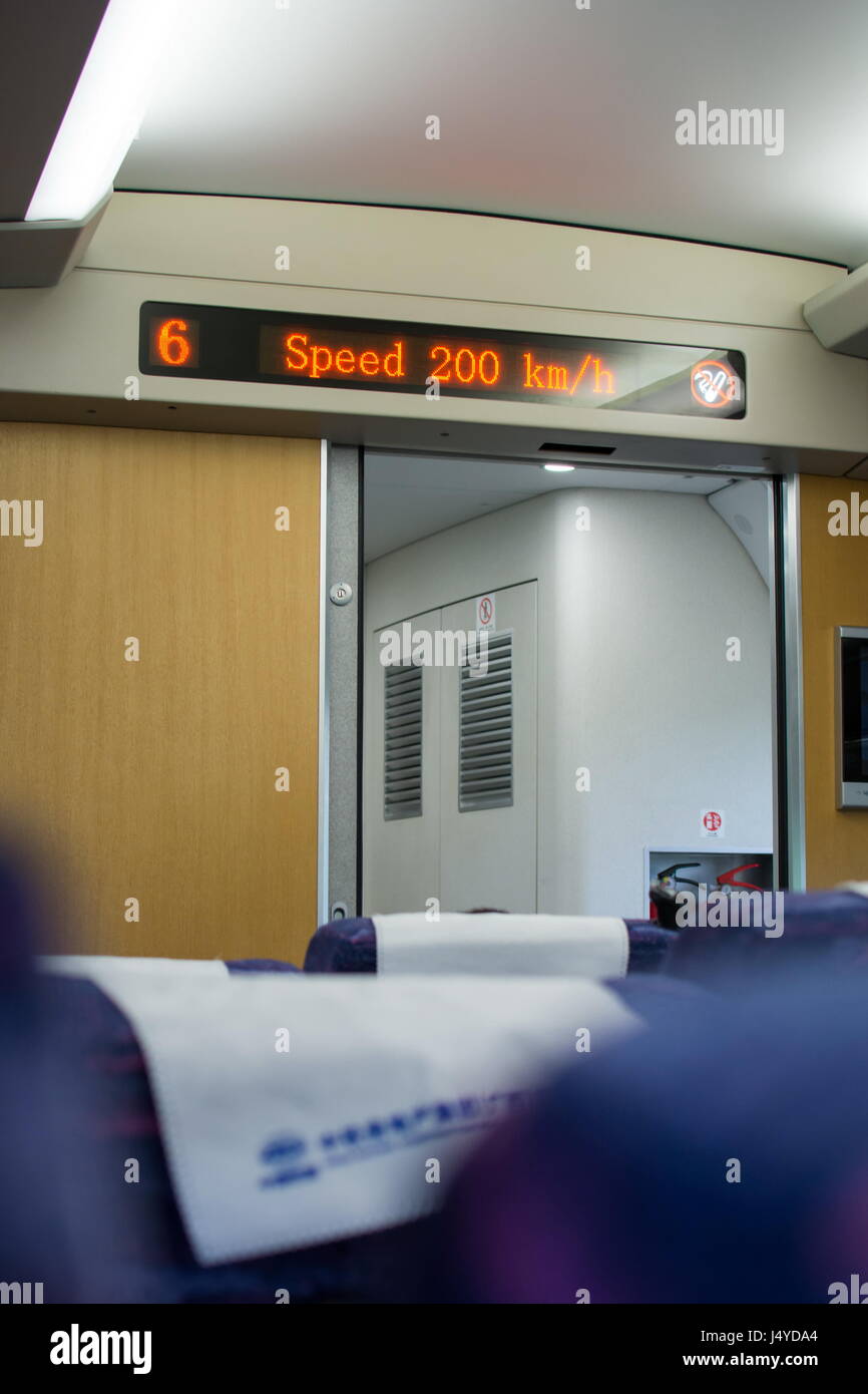 GUANGZHOU, Cina - 3 Maggio 2017: il monitor di velocità in autostrada cinese di un treno ad alta velocità. Il treno va soprattutto alla velocità di 200 km/h Foto Stock