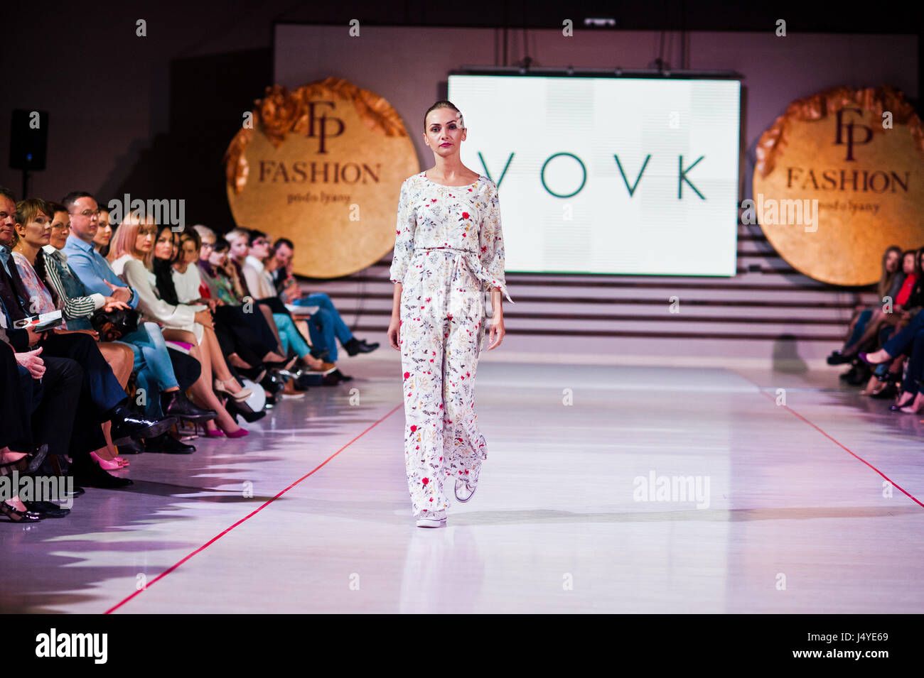Ternopil, Ucraina - 12 Maggio 2017: i modelli di moda indossando abiti  disegnati da Vovk dalla collezione primavera/estate al Podolyany fashion  show Foto stock - Alamy