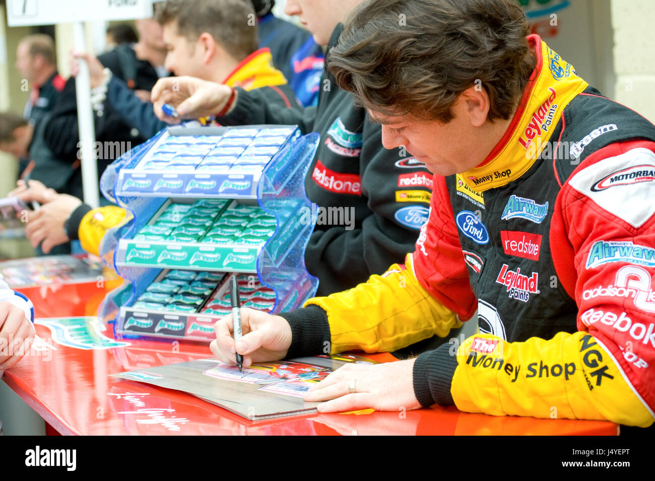 THRUXTON, Regno Unito - 1 maggio: British Touring Car Championship conducente Liam Griffin firma autografi all'ultima gara di Thruxton riunione. 1 maggio 2011 Foto Stock