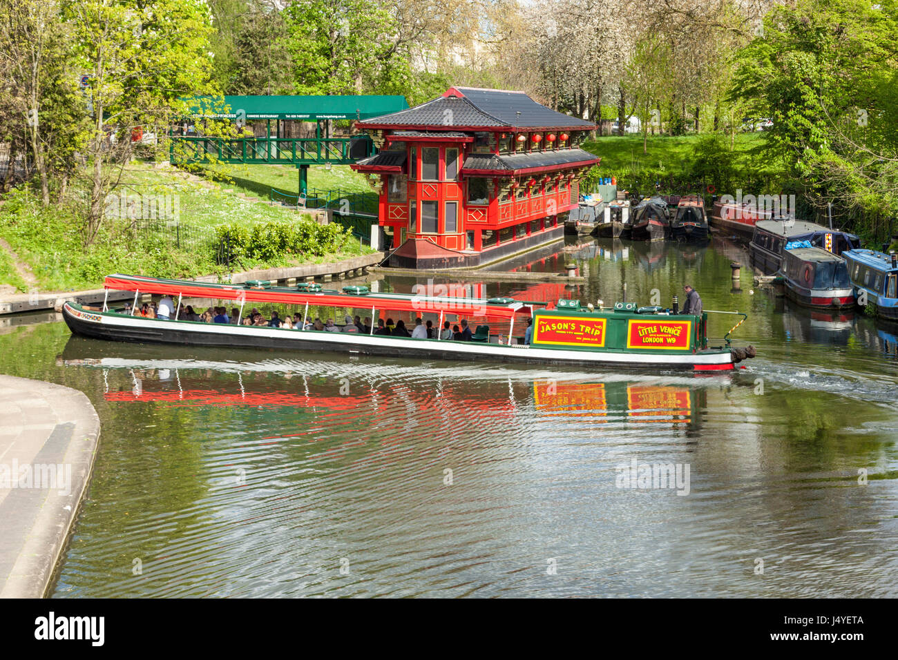Turisti di passaggio il Feng Shan Princess ristorante cinese su un narrowboat viaggio lungo il Regent's Canal, London, England, Regno Unito Foto Stock