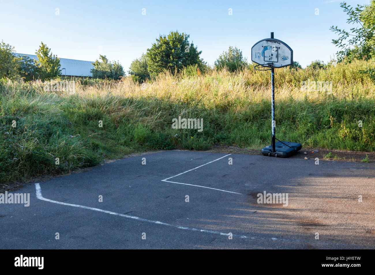 Antica terra di rifiuti con una inutilizzata Basketball hoop, Nottinghamshire, England, Regno Unito Foto Stock
