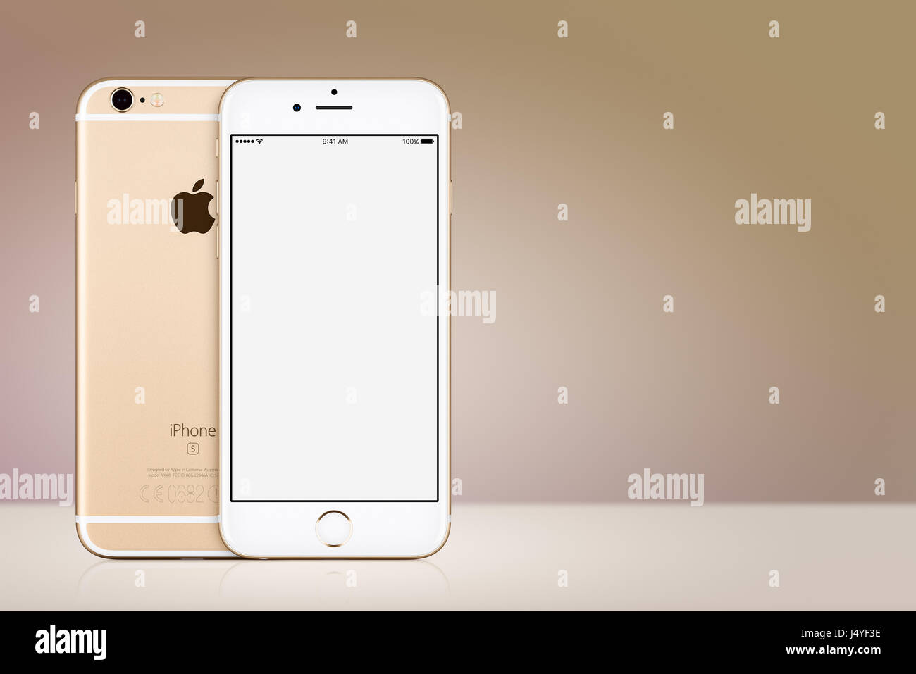 Oro Apple iPhone 7 mockup del lato anteriore e del lato posteriore su fondo oro con spazio di copia Foto Stock