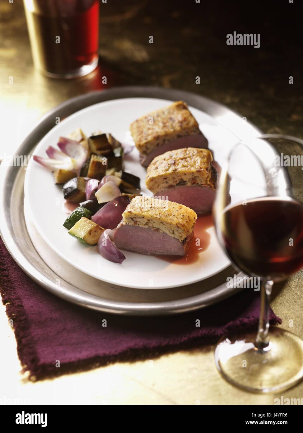 Filetto di agnello con crosta di erbe in beurre rouge Foto Stock