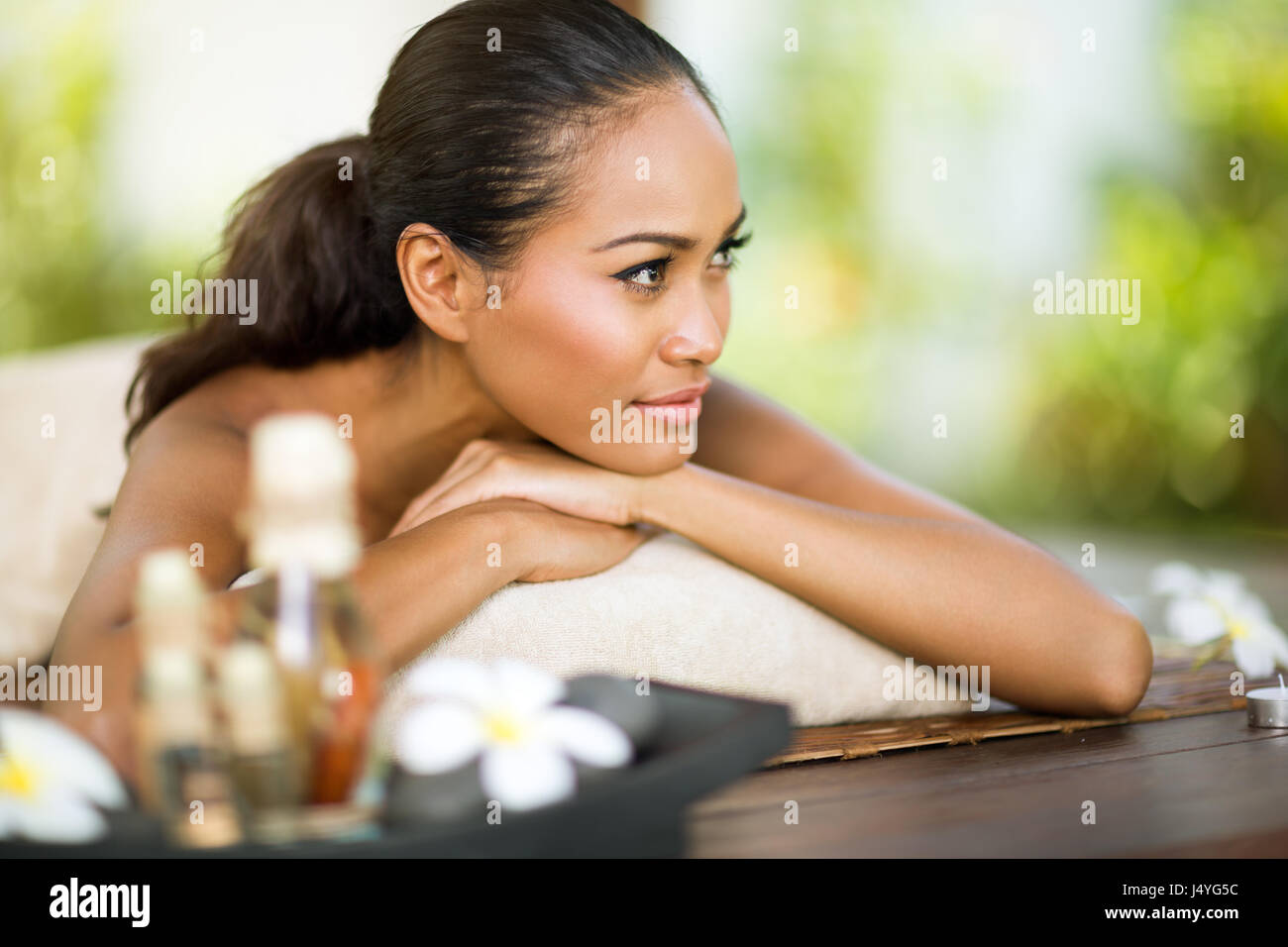 Giovane donna balinese godendo in giornata spa Foto Stock