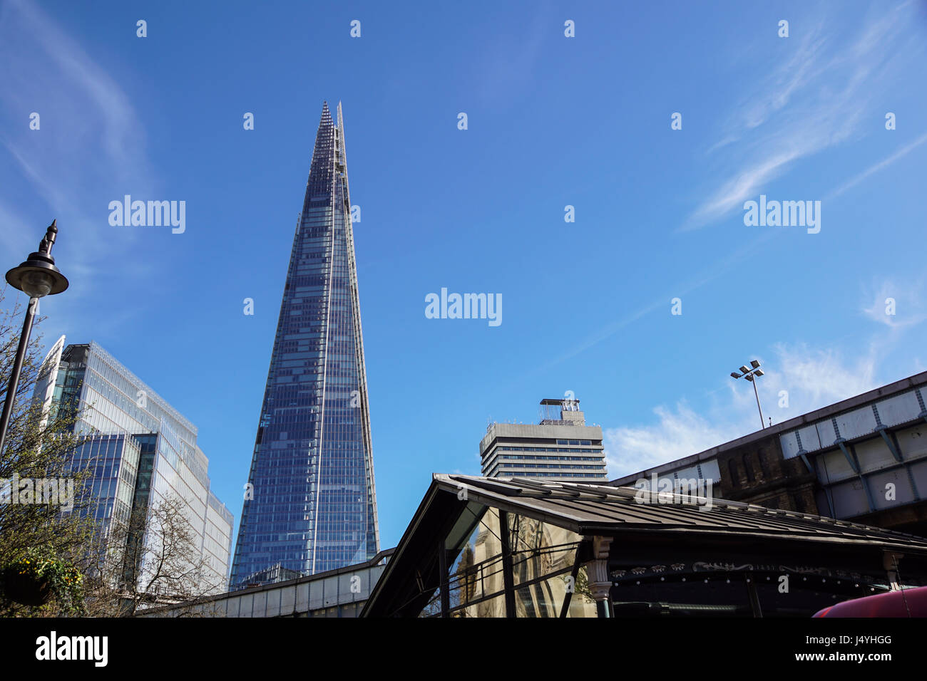 Londra - APR 20 : l'edificio di Shard al tramonto raffigurato su Aprile 20th, 2017, a Londra. La Shard aperto al pubblico nel febbraio 2013. In piedi 309m, il coccio è l'edificio più alto d'Europa. Foto Stock