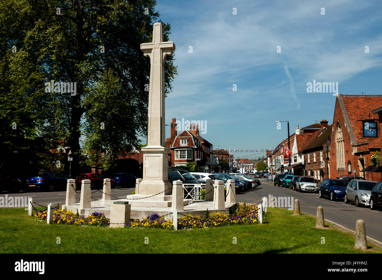 Il memoriale di guerra e High Street, Marlow, Buckinghamshire, Inghilterra, Regno Unito Foto Stock