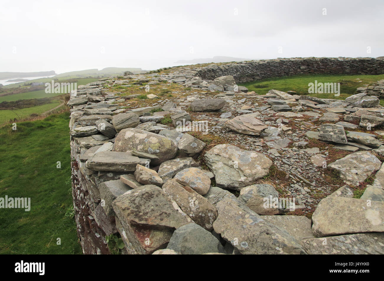 Knockdrum Iron Age Fort di pietra il perimetro di mura difensive, vicino a Castletownshend, County Cork, Irlanda, Repubblica Irlandese Foto Stock