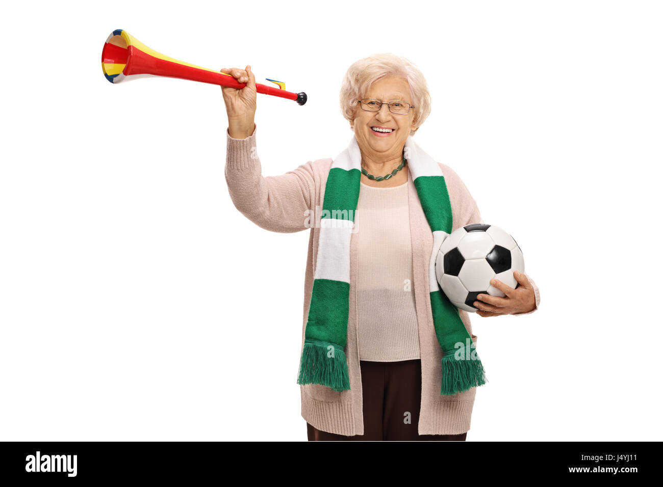 Femmina matura tifoso di calcio con una tromba e un isolato di calcio su sfondo bianco Foto Stock