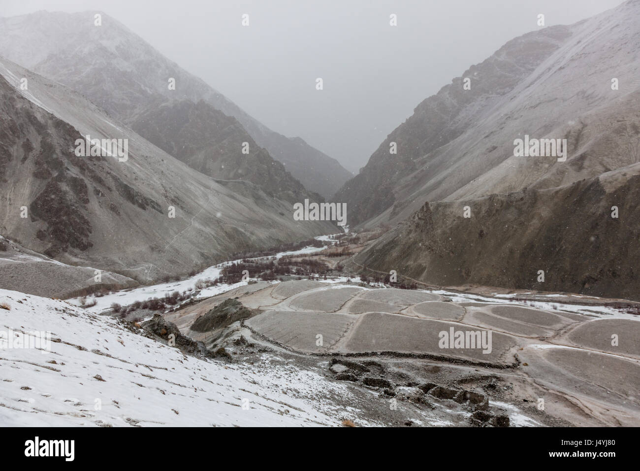 Paesaggio invernale nel Parco Nazionale di Hemis vicino a Leh, Ladakh in India durante la spedizione del leopardo di neve. Foto Stock