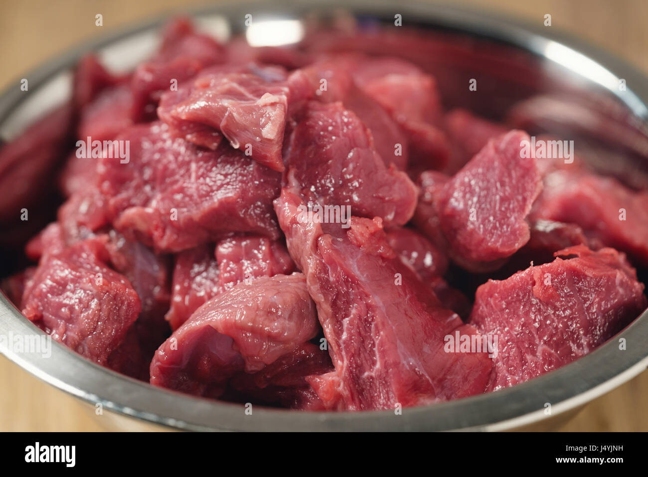 Carne di manzo crudo nella ciotola closeup Foto Stock