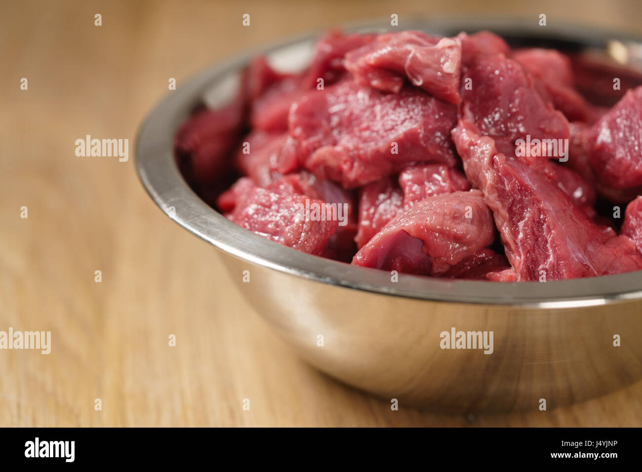 Carne di manzo crudo nella ciotola closeup Foto Stock