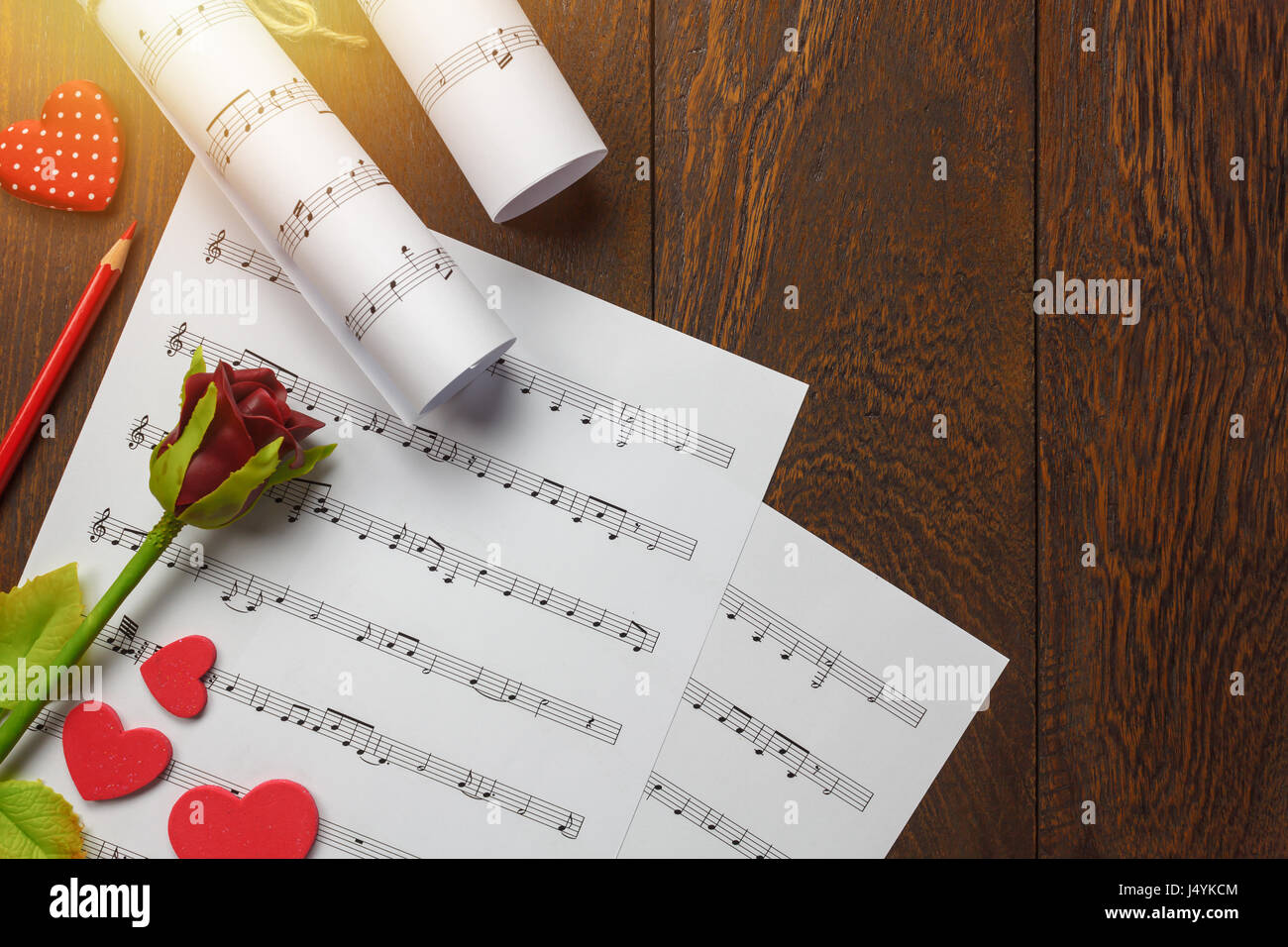 Vista dall'alto il giorno di san valentino love song alla musica di sottofondo e decorazioni.forma di cuore,musica nota carta,fiore di legno con copia spazio. Foto Stock