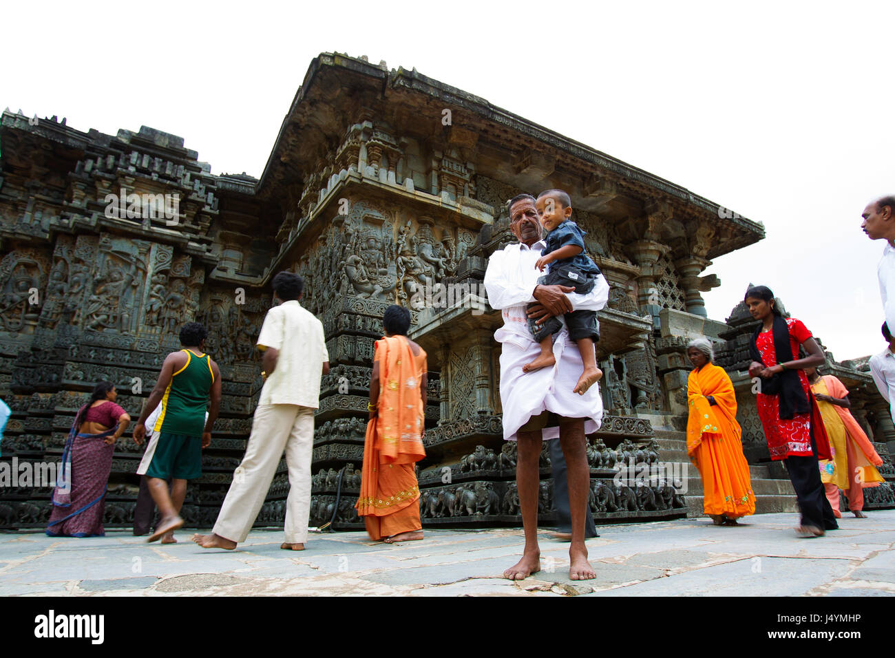 Popolo Indiano in visita tempio Chennakesava a Somanathapura town, Karnataka, India Foto Stock