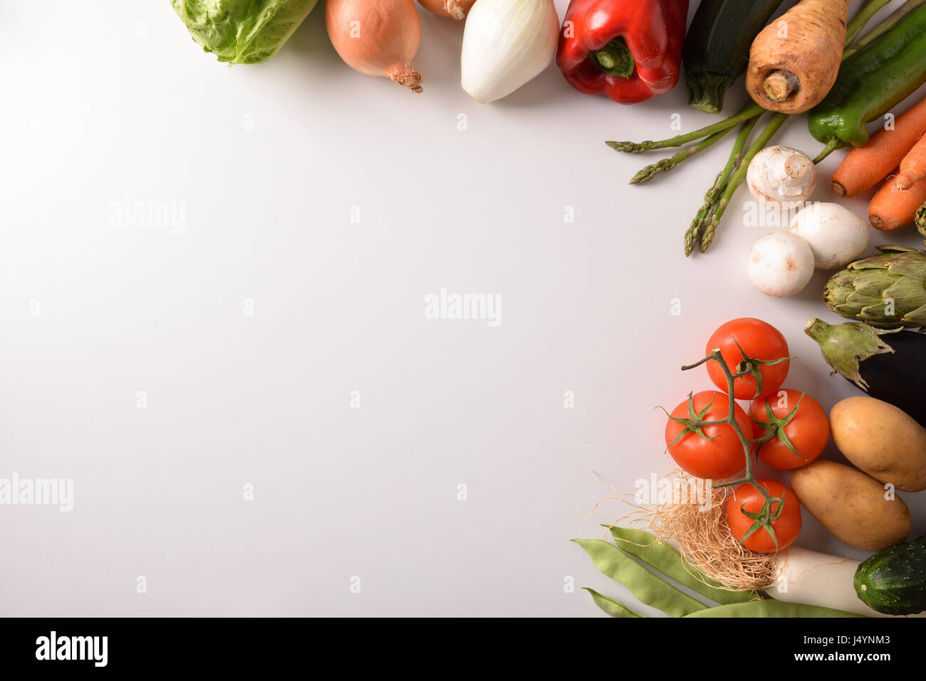 Assortimento di verdure su un tavolo bianco. Composizione orizzontale. Vista superiore Foto Stock