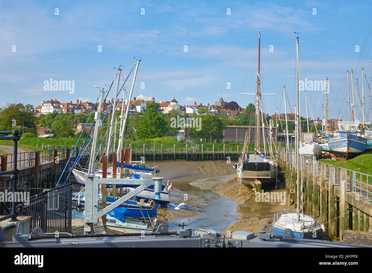 Barche in appoggio sul fango sul fiume di marea Brede creek, da parte del cantiere navale a Rye, Harbour Road, East Sussex, England, Regno Unito, Regno Unito, Gran Bretagna, GB Foto Stock