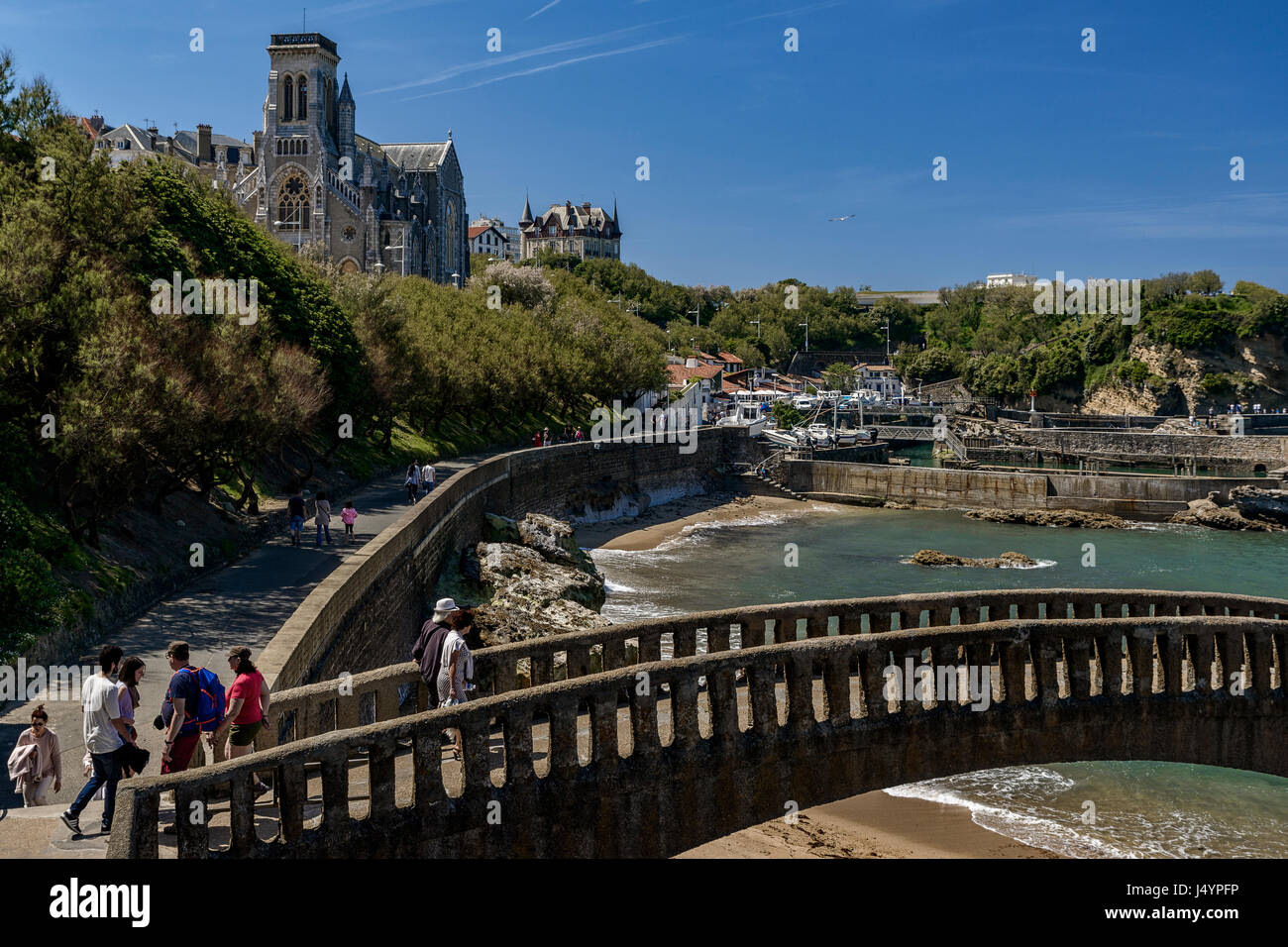 Porto di pesca o di Port Vieux, e la chiesa Sainte Eugenie, Biarritz, Francia, Foto Stock