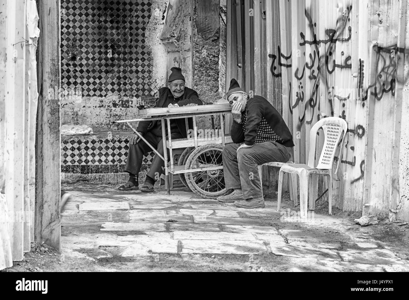 FEZ, in Marocco - 18 febbraio 2017: un popolo non identificato seduta in una strada del mercato di Fez, Marocco Foto Stock