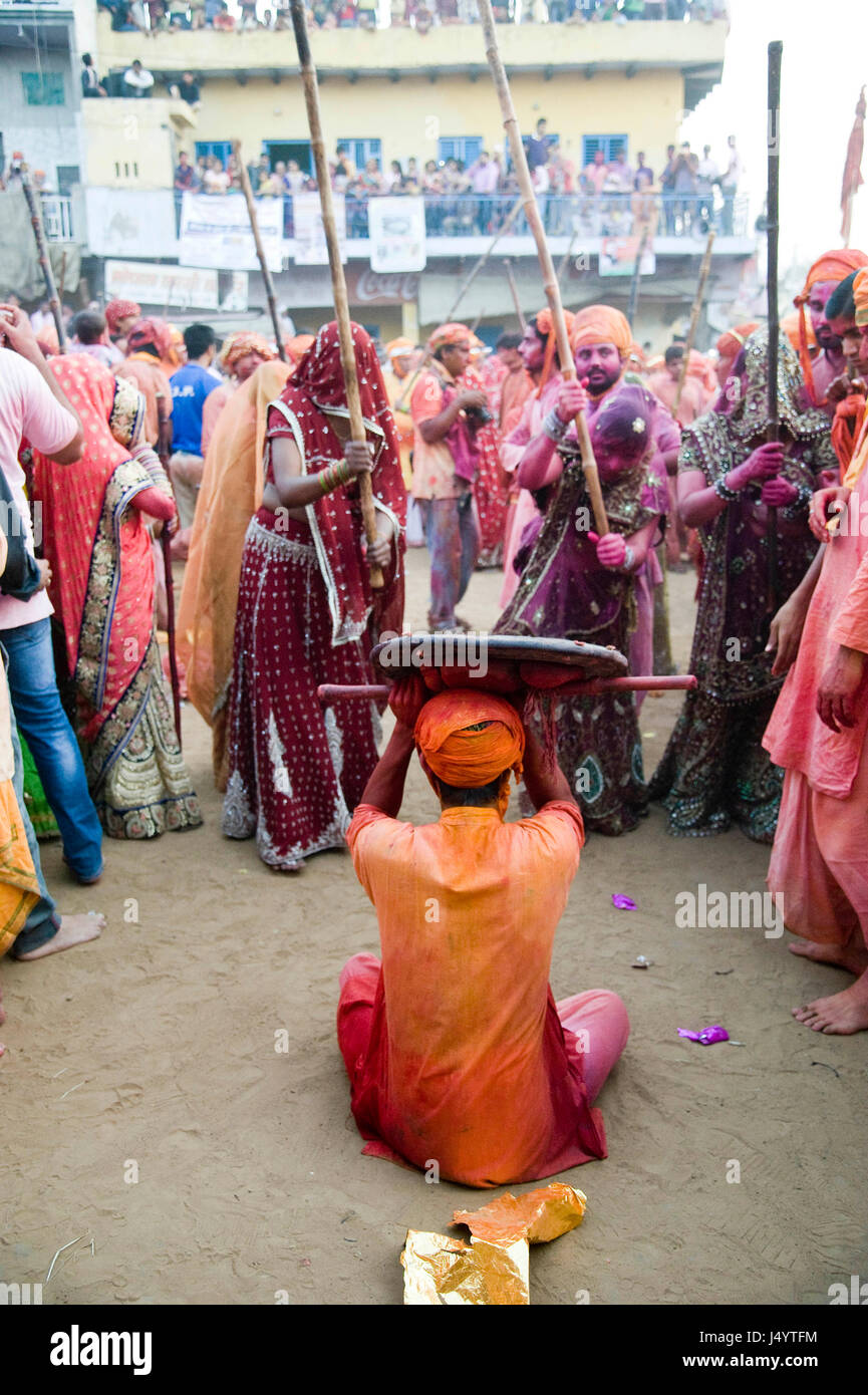 La gente celebra, lathmar Holi festival, mathura, Uttar Pradesh, India, Asia Foto Stock