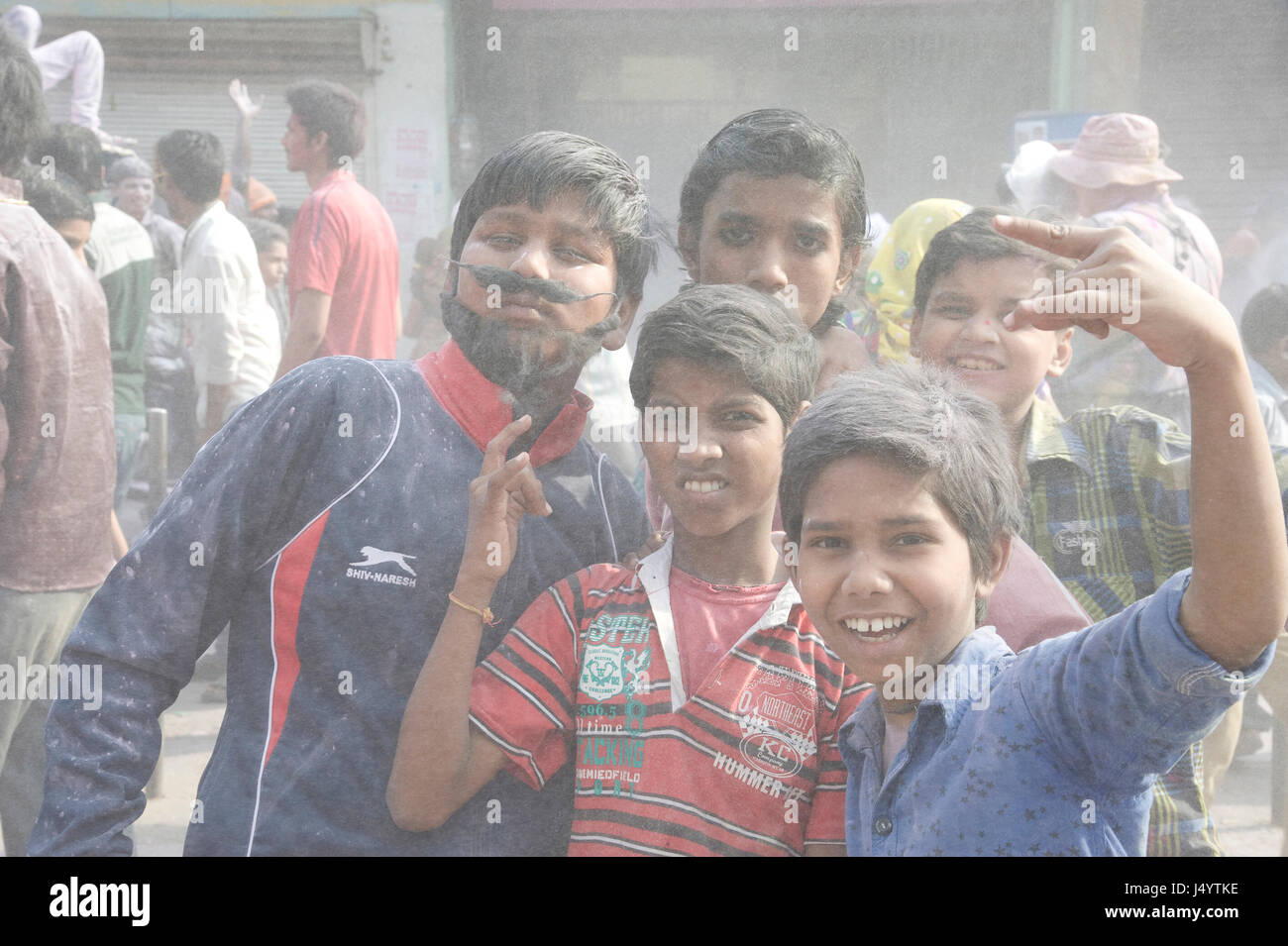 Ragazzi celebrare Holi festival, mathura, Uttar Pradesh, India, Asia Foto Stock