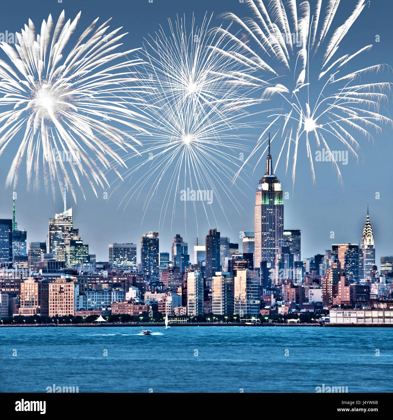 New York Manhattan skyline notturno, fuochi d'artificio in background, american noi di celebrazione e di festa Foto Stock