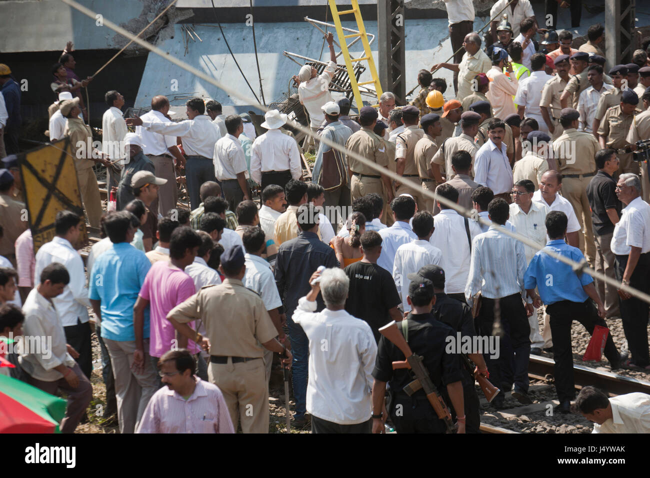 Le persone si radunano durante la conduttura di acqua è crollato su movimento del treno, Thane, Maharashtra, India, Asia Foto Stock