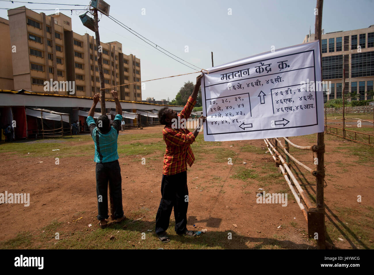 Elezione lavoratore mettere poster, stand per sondaggi, Mumbai, Maharashtra, India, Asia Foto Stock