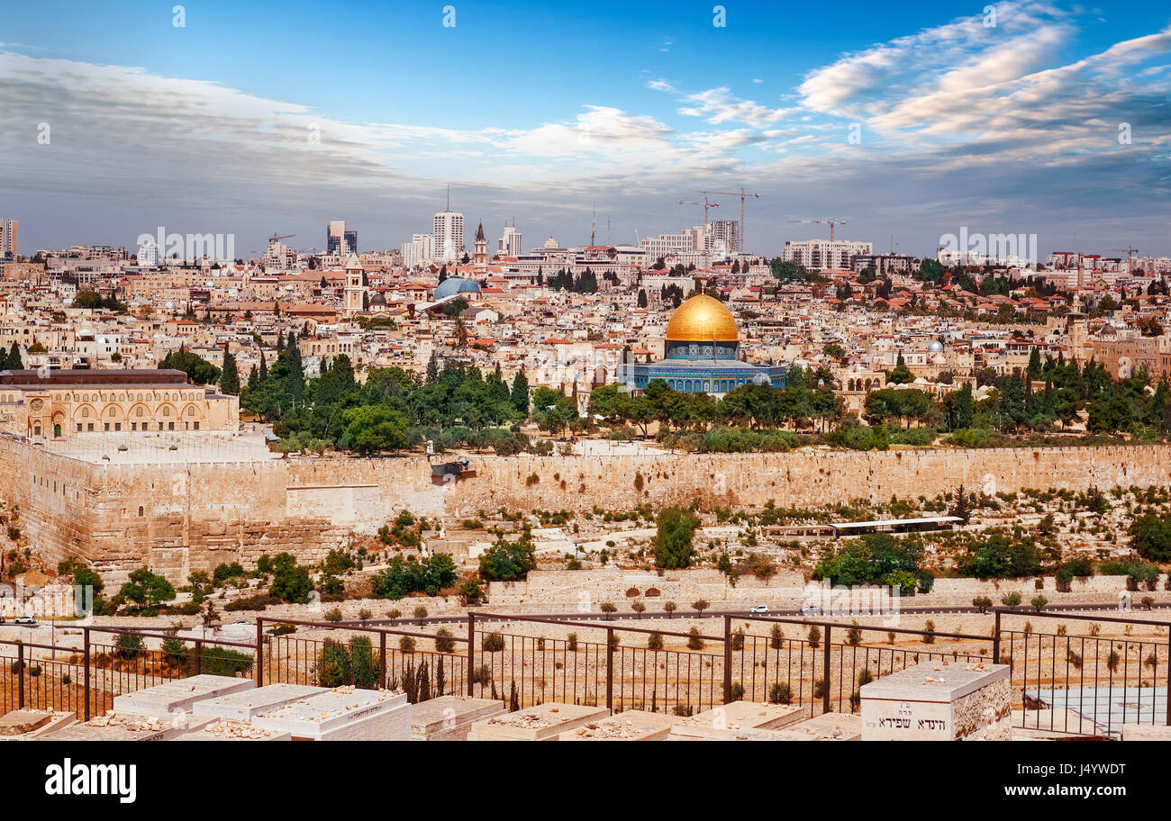 Vista di Gerusalemme la città vecchia e la Montagna del Tempio e Cupola della roccia e la moschea Al Aqsa dal Monte degli Ulivi a Gerusalemme, Israele Foto Stock