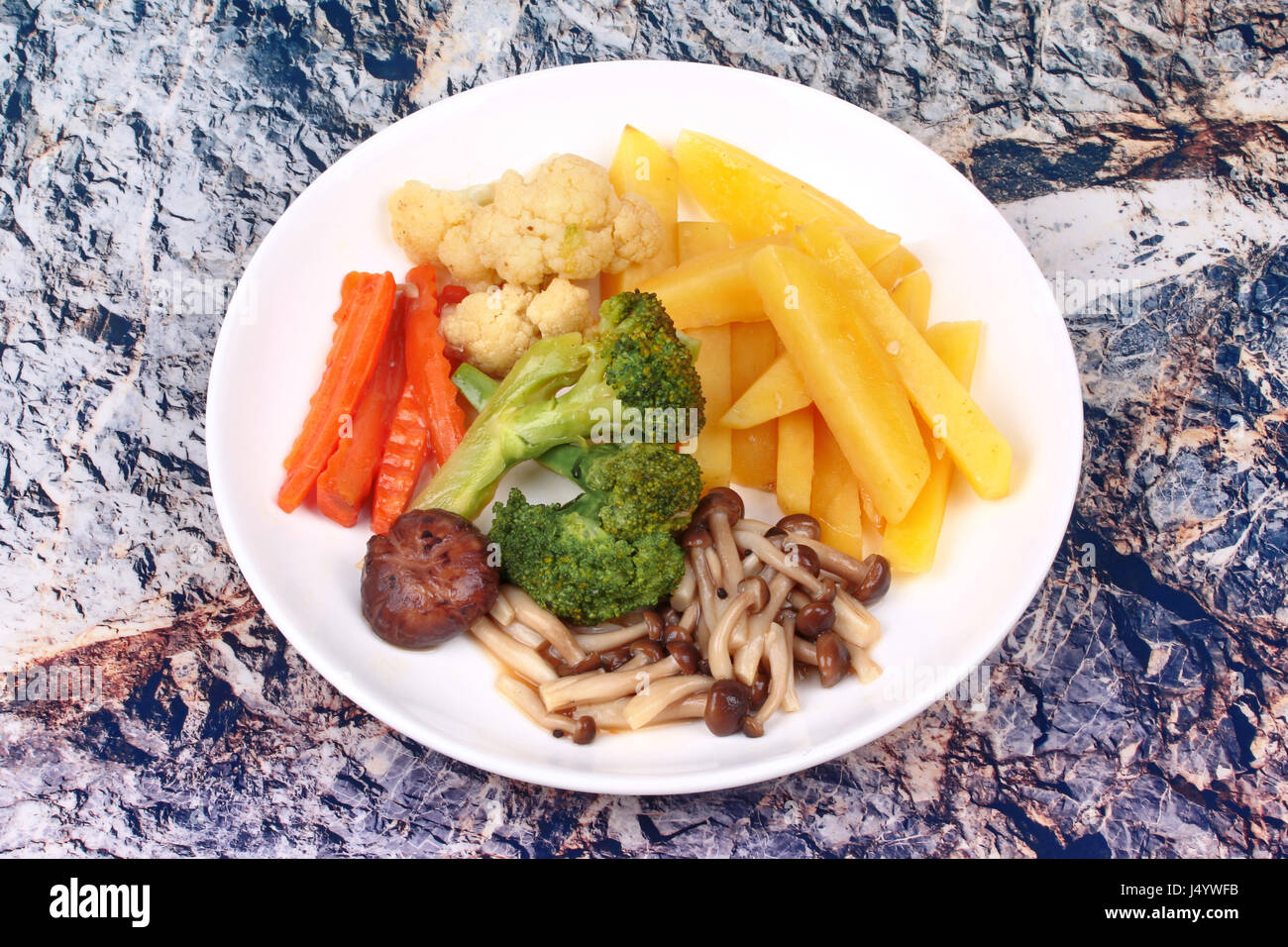 Cibo per la salute, fritti di patate tagliate a fette e funghi shimeji con verdure miste. Nessuna carne ricetta. Foto Stock